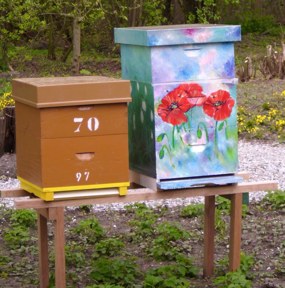 Bijenkast geschilderd door vereniging voor schilderen, tekenen en aquarelleren Het Gelders Palet in Wageningen